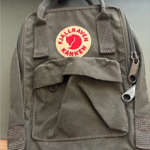 Fjallraven Kånken Mini Dark Green Backpack - Picture 1 of 8
